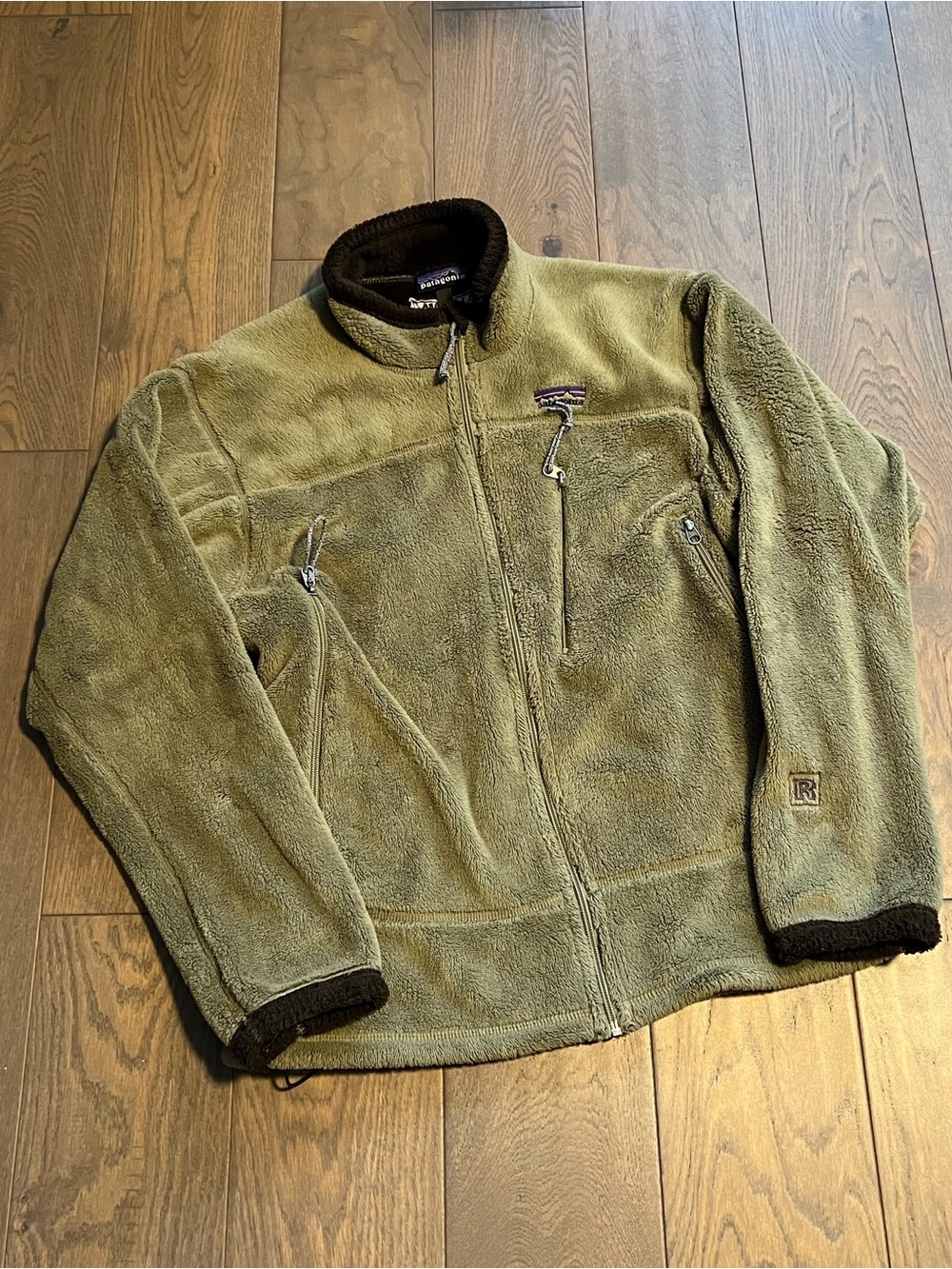 Vintage Patagonia Olive Green Men’s Fleece Jacket with Dark Trim